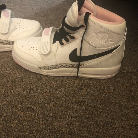 High top Nike shoes - Picture 3 of 5